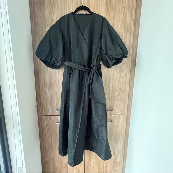 Zara Dresses & Skirts - Zara VOLUMINOUS MIDI DRESS In Black